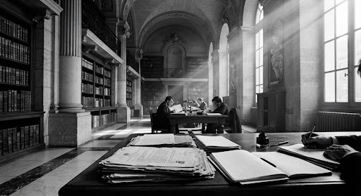 Bibliothèque historique et tables de travail
